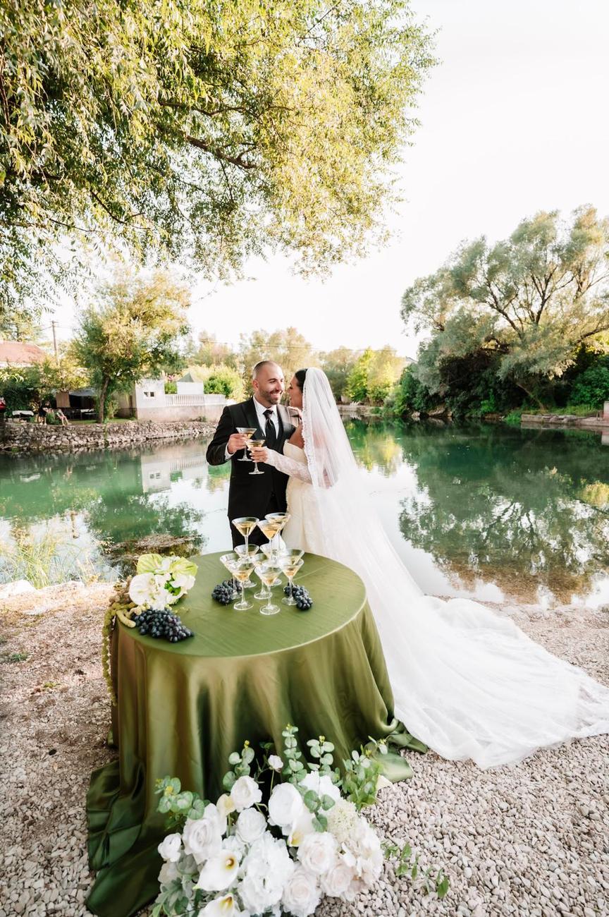 Mladenci uz rijeku Bunu