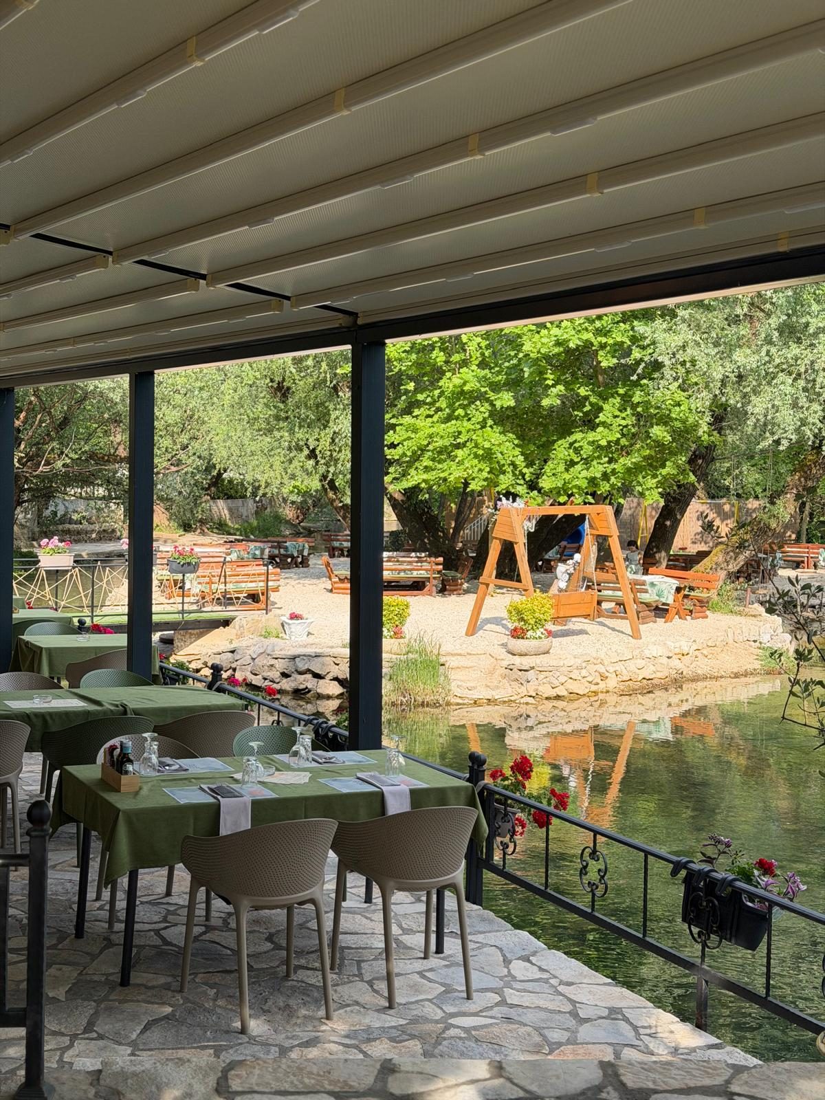 Terasa restorana hotela Ada uz rijeku Bunu